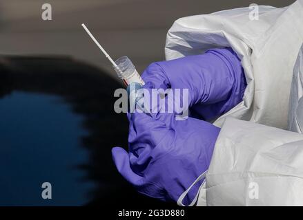 16 juin 2021-Sangju, Corée du Sud-in cette photo est prise le 12 janvier 2021. Un personnel médical vérifie l'infection par le COVID 19 sur la place publique de Sangju, en Corée du Sud. Les nouveaux cas quotidiens de coronavirus en Corée du Sud ont rebondi mercredi à plus de 500 alors que les autorités sanitaires ont augmenté la campagne de vaccination du pays avec un quart de la population en recevant un. Le pays a signalé 545 autres cas de virus, dont 522 infections locales, ce qui porte le nombre total de cas à 149,191, a déclaré l'Agence coréenne de contrôle et de prévention des maladies (KDCA). Banque D'Images