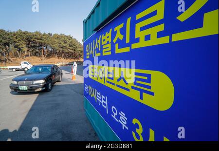 16 juin 2021-Sangju, Corée du Sud-in cette photo est prise le 12 janvier 2021. Un personnel médical vérifie l'infection par le COVID 19 sur la place publique de Sangju, en Corée du Sud. Les nouveaux cas quotidiens de coronavirus en Corée du Sud ont rebondi mercredi à plus de 500 alors que les autorités sanitaires ont augmenté la campagne de vaccination du pays avec un quart de la population en recevant un. Le pays a signalé 545 autres cas de virus, dont 522 infections locales, ce qui porte le nombre total de cas à 149,191, a déclaré l'Agence coréenne de contrôle et de prévention des maladies (KDCA). Banque D'Images