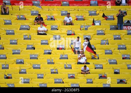 Munich, Allemagne, 15 juin 2021, Munich, Allemagne, 15 juin 2021, fans, fans de football dans le stade. Stade de groupe, cycle préliminaire F, jeu M12, France (F) - Allemagne (GER) 1-0 le 15 juin 2021 à Muenchen/Fussball Arena (Allianz Arena). Football EM 2020 du 06/11/2021 au 07/11/2021. Banque D'Images