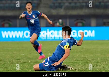 Koweït, Koweït. 15 juin 2021. Wu Chun-Ching (R), du Taipei chinois, célèbre après avoir obtenu un but lors du deuxième match de football du groupe B entre le Koweït et le Taipei chinois lors de la coupe du monde de la FIFA, Qatar 2022, et de la qualification préliminaire conjointe de la coupe asiatique 2023 de l'AFC, à Koweït City, Koweït, le 15 juin 2021. Credit: Ghazy Qaffaf/Xinhua/Alamy Live News Banque D'Images