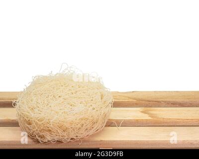 Old pot Rice Noodles, un gros plan de taïwanais séchés instantané des aliments minces de nouilles avec du bois isolé sur fond blanc. Banque D'Images