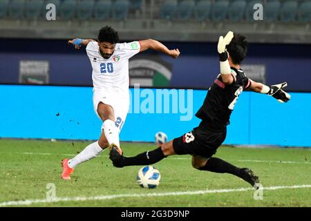 Koweït, Koweït. 15 juin 2021. Yousef Naser (L) du Koweït a obtenu des scores lors du deuxième match de football du groupe B entre le Koweït et le Taipei chinois lors de la coupe du monde de la FIFA, Qatar 2022 et de la qualification préliminaire conjointe de la coupe asiatique 2023 de l'AFC à Koweït City, Koweït, le 15 juin 2021. Credit: Ghazy Qaffaf/Xinhua/Alamy Live News Banque D'Images