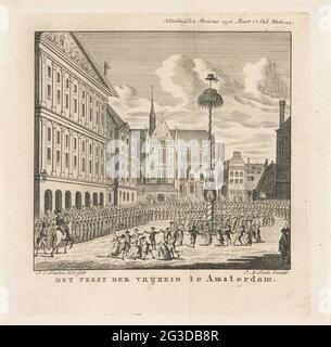 Fête de la liberté sur la place du Dam à Amsterdam, le 4 mars 1795; fête de la liberté à Amsterdam. Fête de la liberté, célébrée avec l'initiation de l'arbre de la liberté sur le barrage d'Amsterdam, le 4 mars 1795. Vue sur le barrage avec une grande foule dansant à l'arbre de la liberté. Banque D'Images