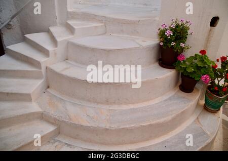 Double escalier blanc incurvé dans les rues de Naxos, Grèce Banque D'Images