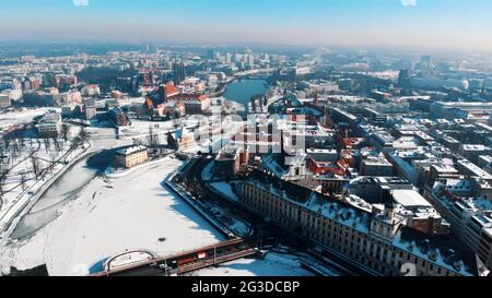 Wroclaw, Pologne 02.15.2021 - vue aérienne de la rue enneigée dans la ville de Wroclaw. Les bâtiments de la vieille ville contre le ciel bleu nuageux. Vue panoramique. Films de jour pendant la saison d'hiver. Banque D'Images