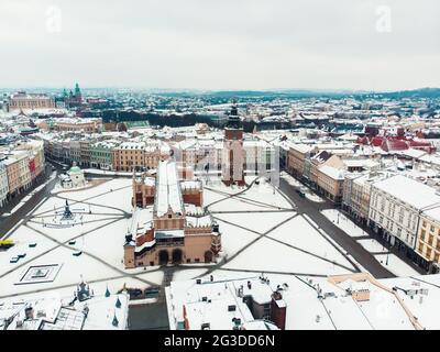 Vue aérienne de la tour de l'hôtel de ville sur la vieille place de Cracovie. Pologne. Ville à l'architecture ancienne. Bâtiments historiques. Horizon de la ville pendant la journée. Saison d'hiver. Ciel clair en arrière-plan. Banque D'Images