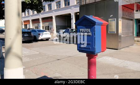 Une boîte d'appel de police utilisée pour appeler l'aide du service de police; technologie du début du XXe siècle; trouvée dans un coin à San Francisco, Californie. Banque D'Images