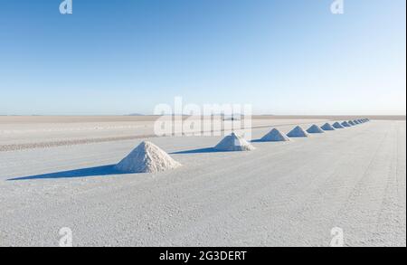 Extraction de sel à Colchani avec des pyramides salées prêtes pour la récolte, plateau de sel d'Uyuni (Salar de Uyuni), Bolivie, Amérique du Sud. Banque D'Images