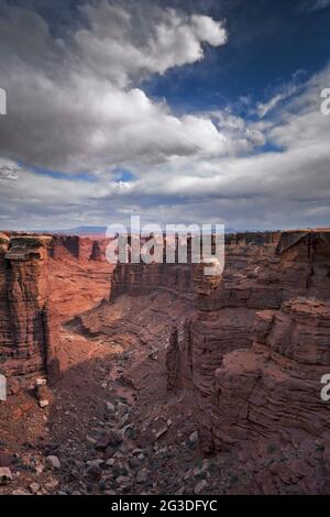 Les orages du soir se construisent sur les flèches de grès de Monument Basin et sont atteints par la route reculée White Rim Road dans le parc national Canyonlands de l'Utah. Banque D'Images