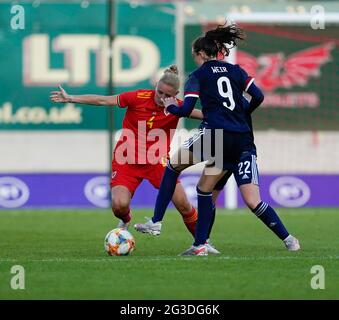 Llanelli, Royaume-Uni. 15 juin 2021. Sophie Gingle (L) et Caroline Wier sont vues en action lors du match de football féminin entre le pays de Galles et l'Écosse au parc y Scarlets. (Score final ; pays de Galles 0:1Ecosse). Crédit : SOPA Images Limited/Alamy Live News Banque D'Images