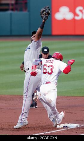 St. Louis, États-Unis. 15 juin 2021. Le premier baséman de Miami Marlins Jesus Aguilar fait une prise difficile pour obtenir St. Louis Cardinals Edmundo Sosa pour la sortie dans le deuxième repas au stade Busch à St. Louis le mardi 15 juin 2021. Photo par Bill Greenblatt/UPI crédit: UPI/Alay Live News Banque D'Images