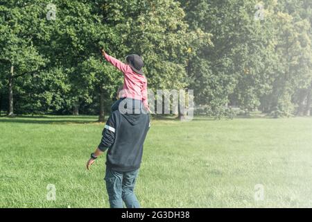 Père et fille passant du temps sur le terrain. Concept de famille amicale. Super vacances en famille. Banque D'Images