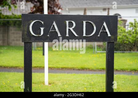 Ashbourne, Comté de Meath, Irlande, 28 mai 2021. Panneau Garda devant la gare de Garda Banque D'Images