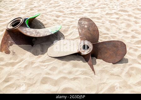 Vieux hélices de navire rouillé d'un navire de mer sur le sable Banque D'Images