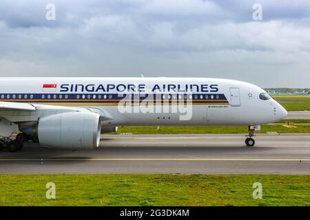 Amsterdam, pays-Bas - 21 mai 2021 : avion Airbus A350-900 de Singapore Airlines à l'aéroport d'Amsterdam Schiphol (AMS) aux pays-Bas. Banque D'Images