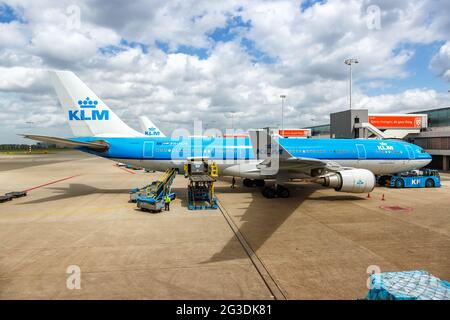 Amsterdam, pays-Bas - 21 mai 2021 : avion Airbus A330-200 KLM Royal Dutch Airlines à l'aéroport d'Amsterdam Schiphol (AMS) aux pays-Bas. Banque D'Images