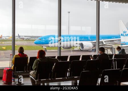 Amsterdam, pays-Bas - 21 mai 2021 : passagers avec un avion KLM Royal Dutch Airlines à l'aéroport d'Amsterdam Schiphol (AMS) aux pays-Bas. Banque D'Images