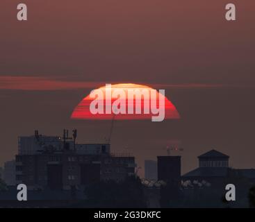 Wimbledon, Londres, Royaume-Uni. 16 juin 2021. Le lever du soleil à 04.43am commence une autre journée de températures chaudes grimpant à un possible 28 degrés. Crédit : Malcolm Park/Alay Live News. Banque D'Images