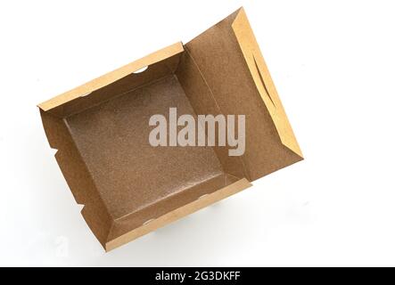 Ouvrez la boîte à emporter ECO sur fond blanc. Vider la boîte à nourriture en papier marron avec revêtement imperméable à l'intérieur. Image de la vue de dessus. Banque D'Images