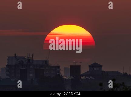 Wimbledon, Londres, Royaume-Uni. 16 juin 2021. Le lever du soleil à 04.43am commence une autre journée de températures chaudes grimpant à un possible 28 degrés. Crédit : Malcolm Park/Alay Live News. Banque D'Images