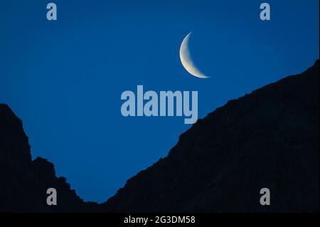 Faire une lune sur une crête à la montagne Store Vengewind, Rauma kommune, Møre og Romsdal, Norvège, Scandinavie. Banque D'Images