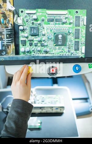 Woman examine les microcircuits sur un appareil spécial pour la lecture des malvoyants. Banque D'Images