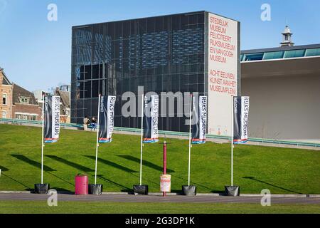 Réouverture de la campagne extérieure. Bannières du Rijksmuseum à Amsterdam avec vue sur la nouvelle construction du musée Stedelijk Banque D'Images