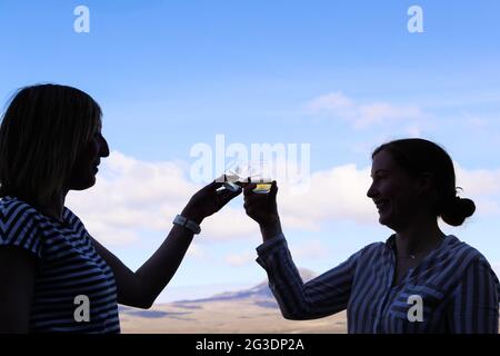 Boire du whisky à la distillerie Ardnahoe sur l'île d'Islay, sur la côte ouest de l'Écosse, avec les Paps du Jura à l'horizon. Banque D'Images