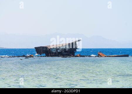 Le navire submergé s'épave sur le récif, Égypte, Mer Rouge. Banque D'Images