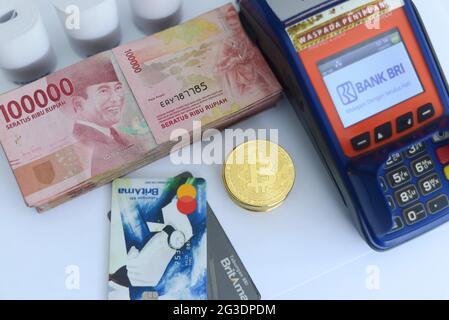 Pile de cent mille billets de rupiah avec les cartes de crédit et bitcoins DE LA BANQUE BRI et aussi une machine EDC (SAISIE ÉLECTRONIQUE DE DONNÉES BANQUE BRI), Th Banque D'Images