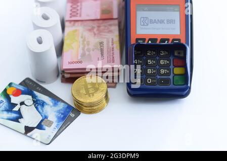 Pile de cent mille billets de rupiah avec les cartes de crédit et bitcoins DE LA BANQUE BRI et aussi une machine EDC (SAISIE ÉLECTRONIQUE DE DONNÉES BANQUE BRI), Th Banque D'Images