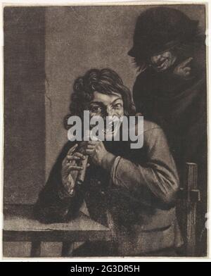 Garçon avec flûte. Un garçon avec une flûte dans les mains est assis à une table. Derrière lui il y a un homme avec un chapeau sur la tête enveloppé dans son manteau. Banque D'Images