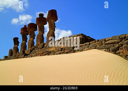 Dos de sept statues Moai gigantesques de l'AHU Nau Nau plateforme cérémoniale entourée de sable de corail mou de la plage d'Anakena, île de Pâques, Chili Banque D'Images