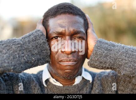 Portrait d'un homme africain confus Banque D'Images