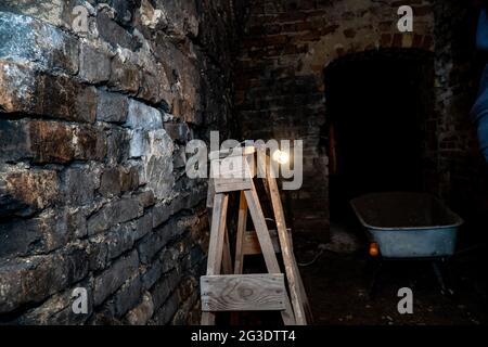 Couloir étroit dans le donjon de Lutsk en Ukraine Banque D'Images