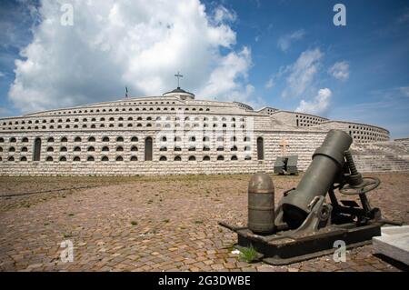 Le sacrario Militare di Bassano del Grappa panoramica sul Monte Grappa Banque D'Images