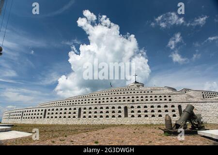 Le sacrario Militare di Bassano del Grappa panoramica sul Monte Grappa Banque D'Images