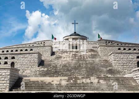 Le sacrario Militare di Bassano del Grappa panoramica sul Monte Grappa Banque D'Images