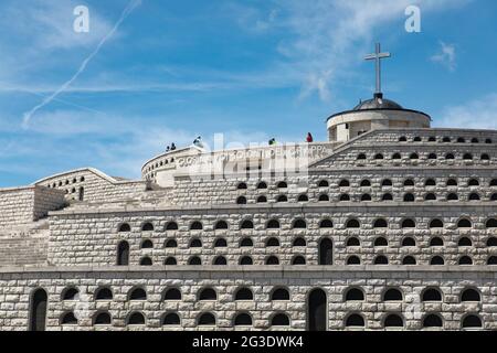 Le sacrario Militare di Bassano del Grappa panoramica sul Monte Grappa Banque D'Images