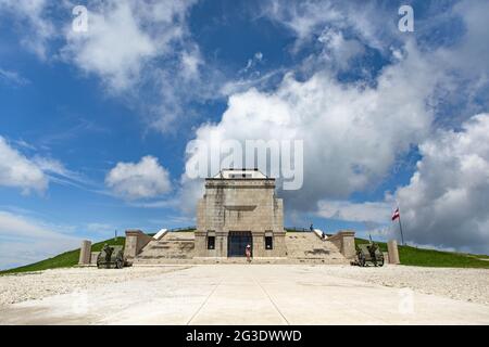 Le sacrario Militare di Bassano del Grappa panoramica sul Monte Grappa Banque D'Images