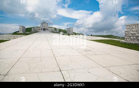 Le sacrario Militare di Bassano del Grappa panoramica sul Monte Grappa Banque D'Images