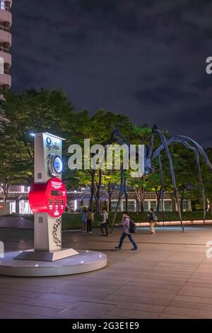 tokyo, japon - juin 03 2021 : lumière de nuit du chronométreur olympique Omega compte à rebours pour les Jeux Olympiques de 2021 avec la sculpture Maman par le Banque D'Images