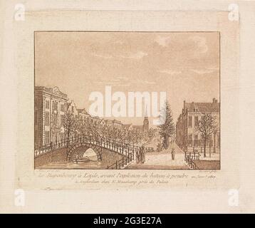 À Leiden le Rapenburg, 1807; le Rapenbourg à Leyde, avant l'explosion du bateau à poudre. Face à la tête de la Rapenburg, dans le bien-être avant la catastrophe de la poudre à canon du 12 janvier 1807. Au premier plan, le pont Nieuwsteeg, après le pont, la grange en pierre avec l'église Saintyhal ou Sint Lodewijk au loin. Banque D'Images