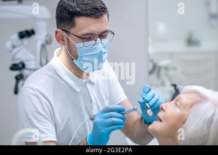Dentiste rétablissant les dents à la patiente senior Banque D'Images