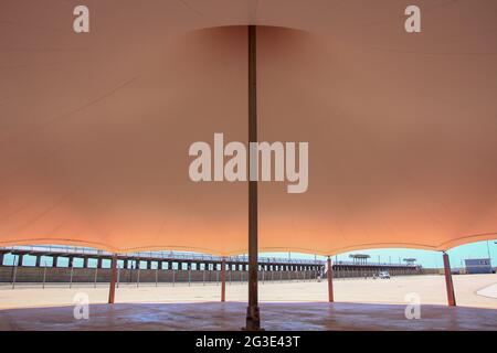 tente avec poteaux blancs à l'ombre Banque D'Images