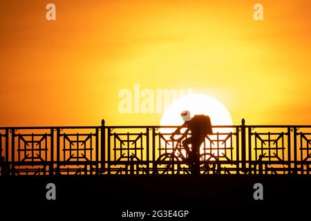 Wiesbaden, Allemagne. 15 juin 2021. Le conducteur d'un service de livraison traverse le pont Theodor Heuss. Credit: Sebastian Gollnow/dpa/Alay Live News Banque D'Images