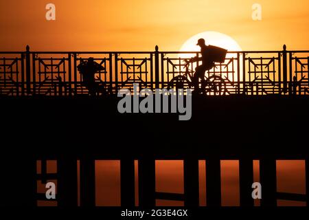 Wiesbaden, Allemagne. 15 juin 2021. Le conducteur d'un service de livraison traverse le pont Theodor Heuss. Credit: Sebastian Gollnow/dpa/Alay Live News Banque D'Images