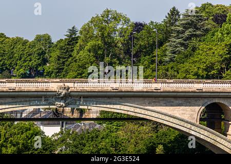 Les cyclistes ont leur propre voie sous le pont Adolphe à Luxembourg. Le pont Adolphe, construit en 1903, est toujours l'un des plus grands ponts voûants en pierre du monde. En 2017, il a été prolongé d'un deuxième niveau de quatre mètres de large pour les cyclistes et les piétons Banque D'Images