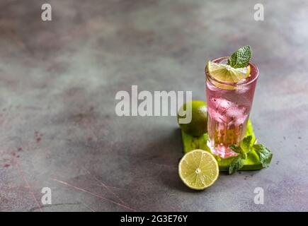 Un cocktail rose frais ou une boisson à la menthe avec du citron vert, du jus de pamplemousse rose et de la menthe. Paloma. Mise au point sélective. Banque D'Images