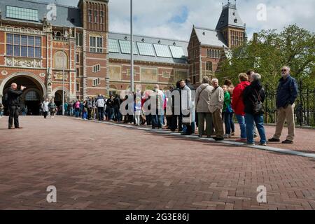 Visiteurs au Rijksmuseum dans les premières semaines après la réouverture. Lignes pour l'entrée du Rijksmuseum dans la Museumstraat, passage Banque D'Images